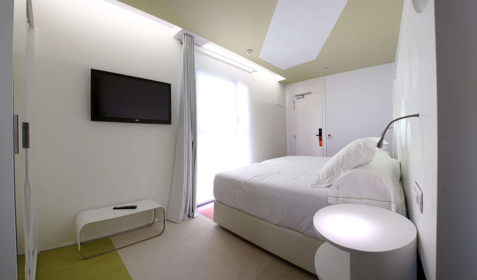 Mate Pau, Hotel Barcelone